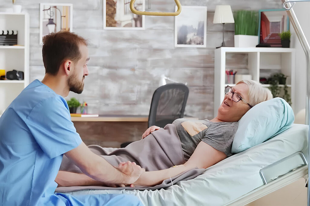 palyatif hastalarda pozisyonlama uygulaması yapan sağlık personeli