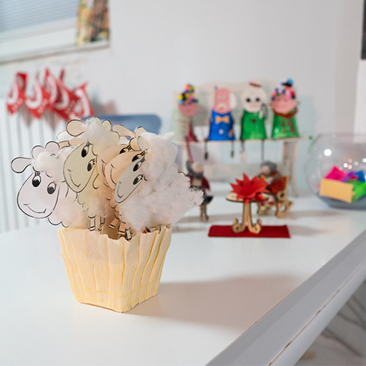 yasli bakim merkezinde sosyal etkinlikler icin hazirlanan el isi calismalari