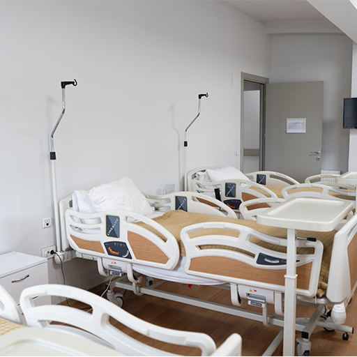 yasli bakim merkezinde hasta odasi ve bakim yataklari
